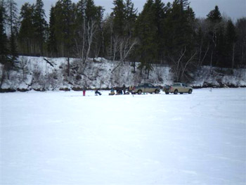 Family-ice-fishing